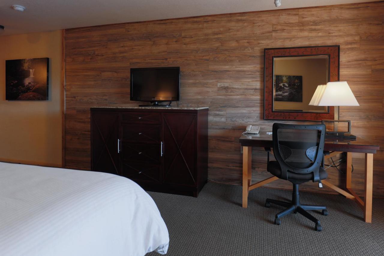 Deluxe King Room with River View at Riverside Inn