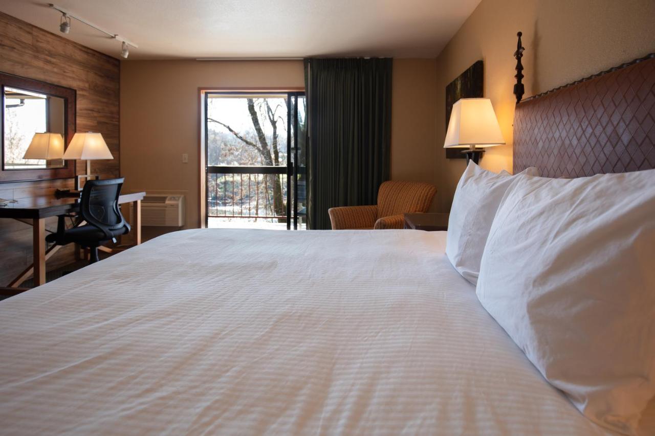 Deluxe King Room with River View at Riverside Inn