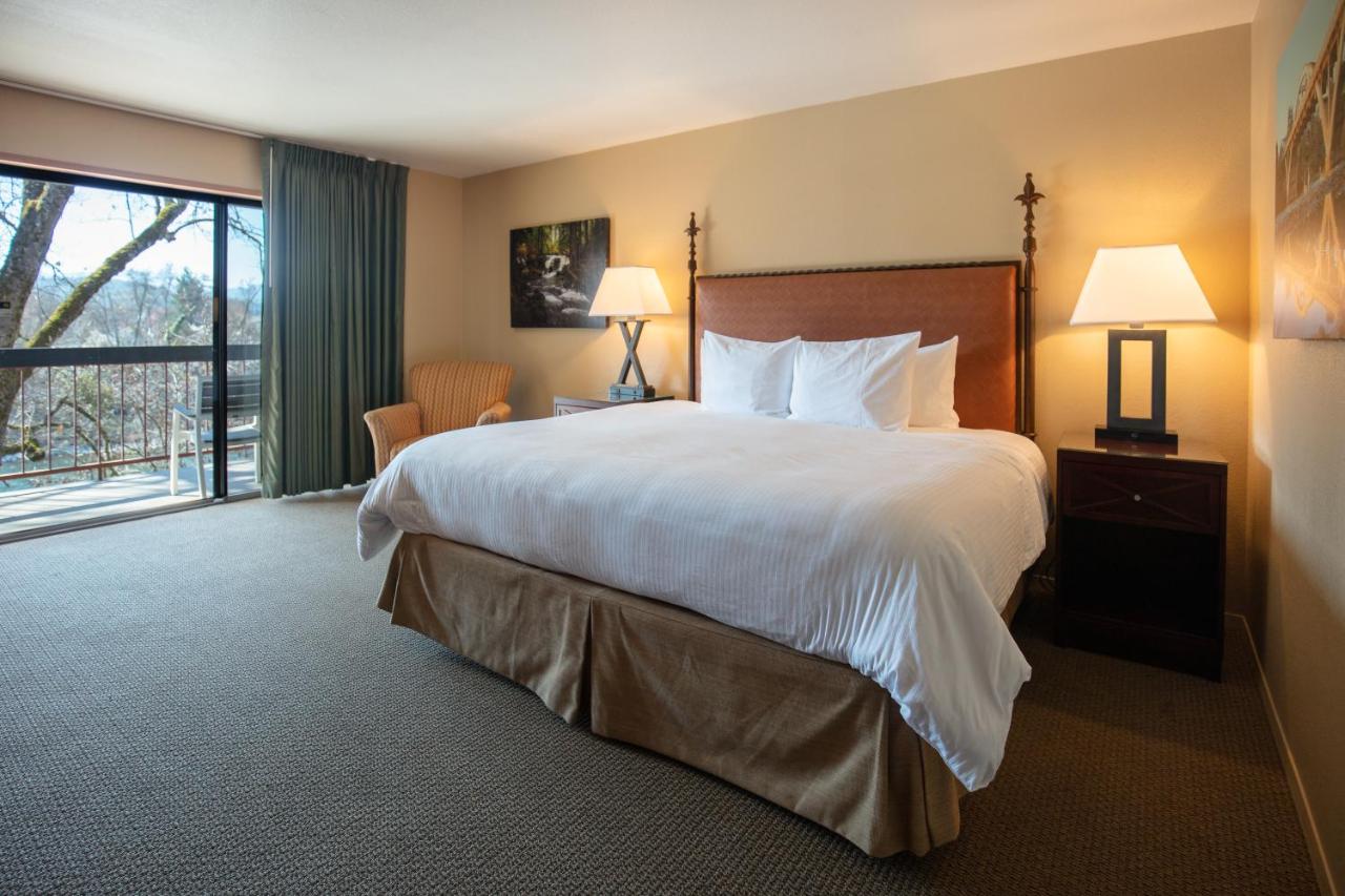 Deluxe King Room with River View at Riverside Inn