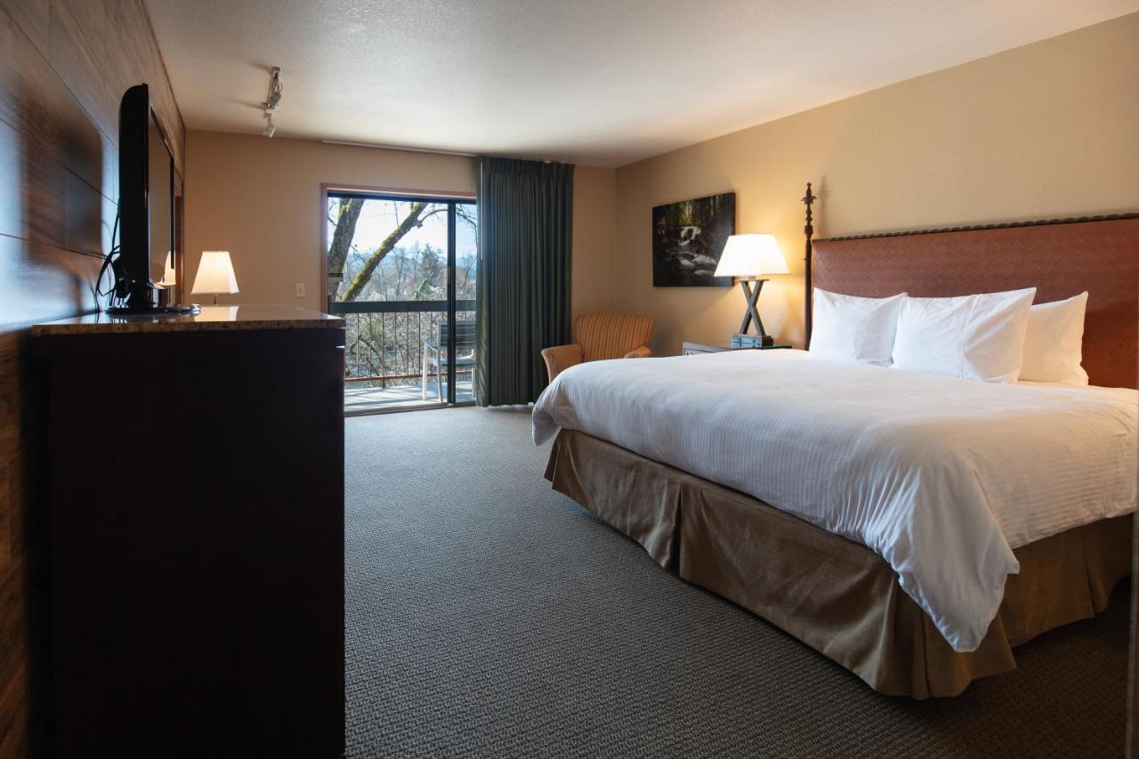 Deluxe King Room with River View at Riverside Inn