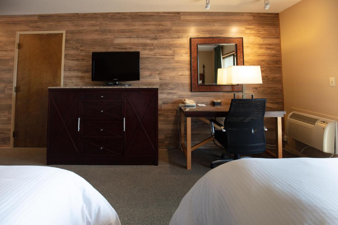 Deluxe Queen Room with Two Queen Beds with River View at Riverside Inn