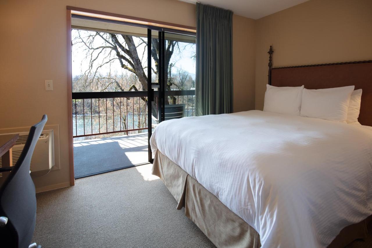 Deluxe Queen Room with Two Queen Beds with River View at Riverside Inn