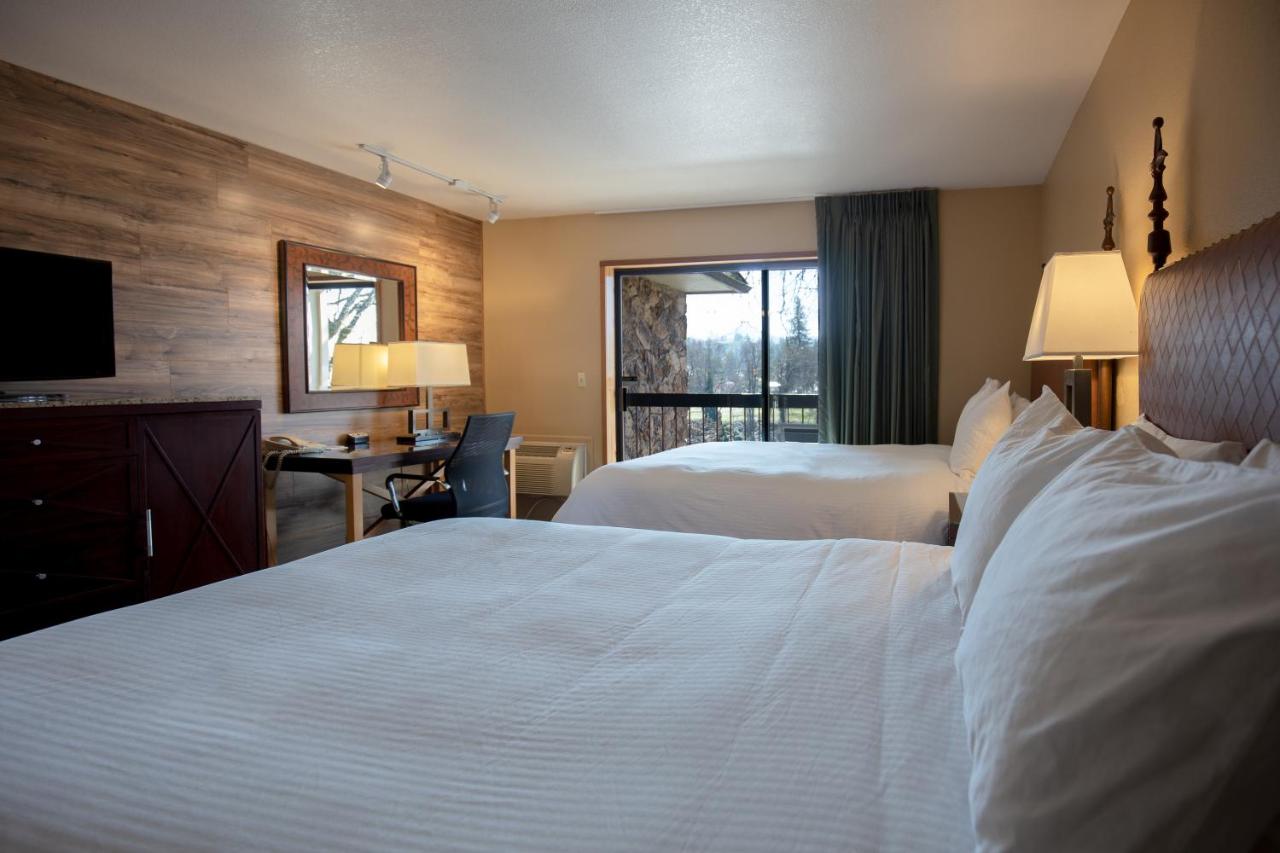 Deluxe Queen Room with Two Queen Beds with River View at Riverside Inn
