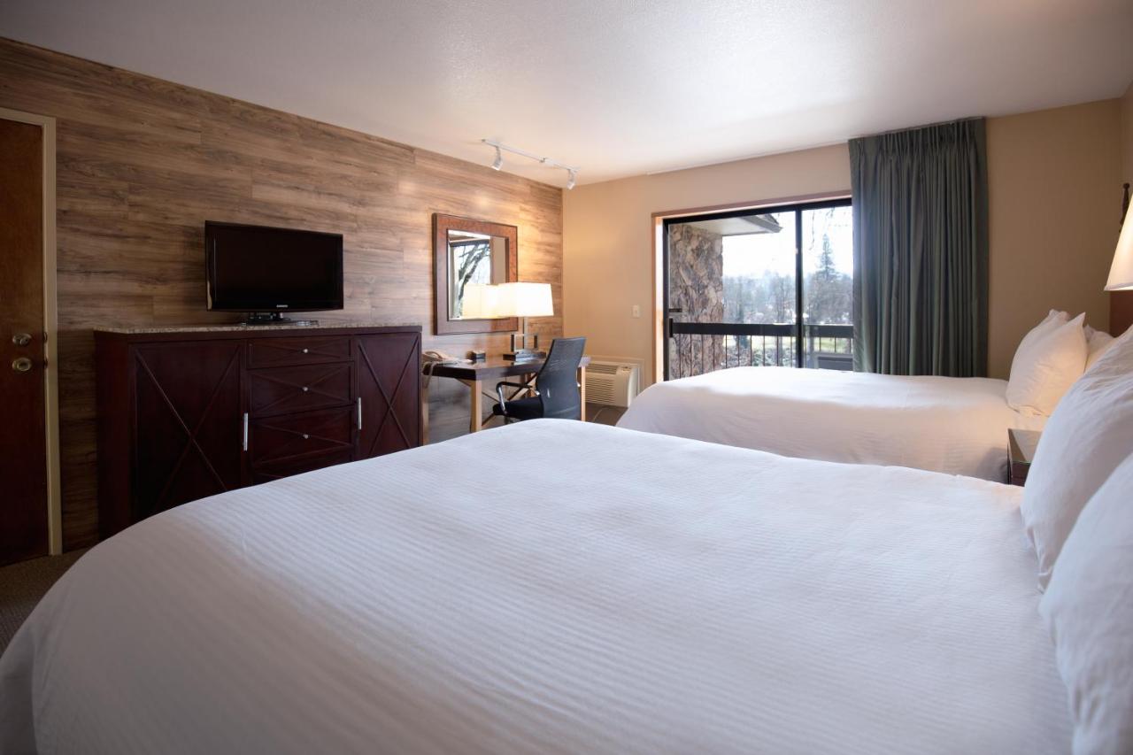 Deluxe Queen Room with Two Queen Beds with River View at Riverside Inn