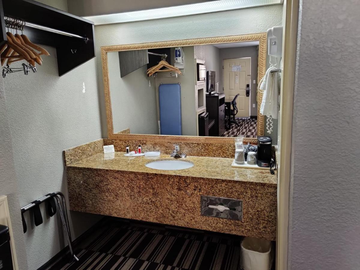King Room - Disability Access - Non-Smoking at Days Inn by Wyndham Southaven MS