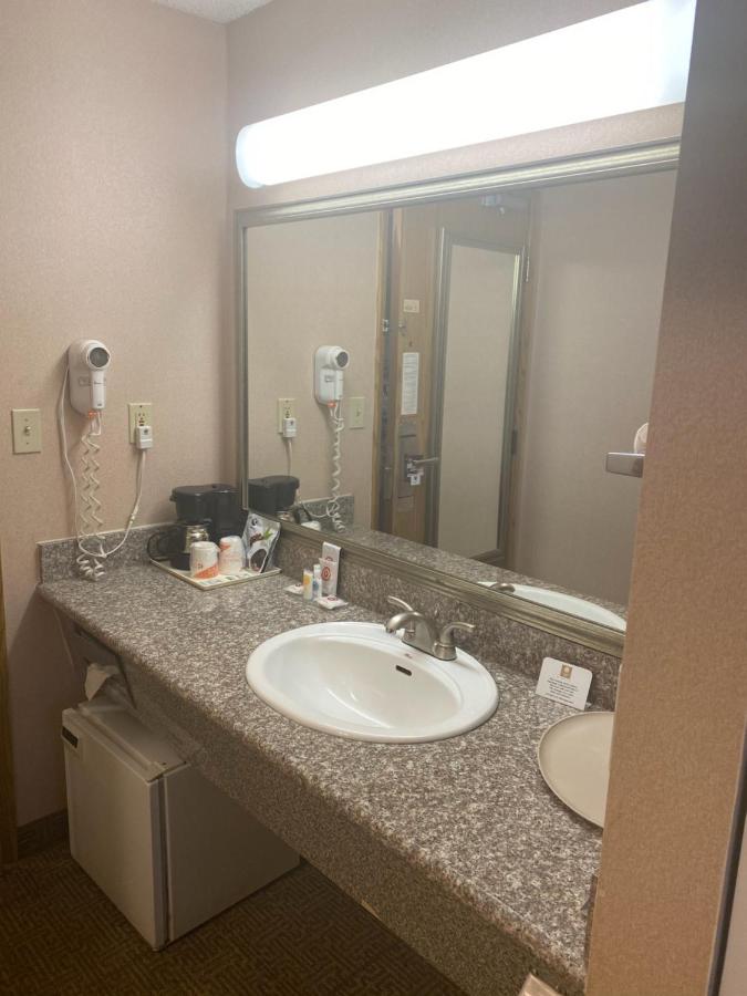 King Room at Quality Inn Kirkland