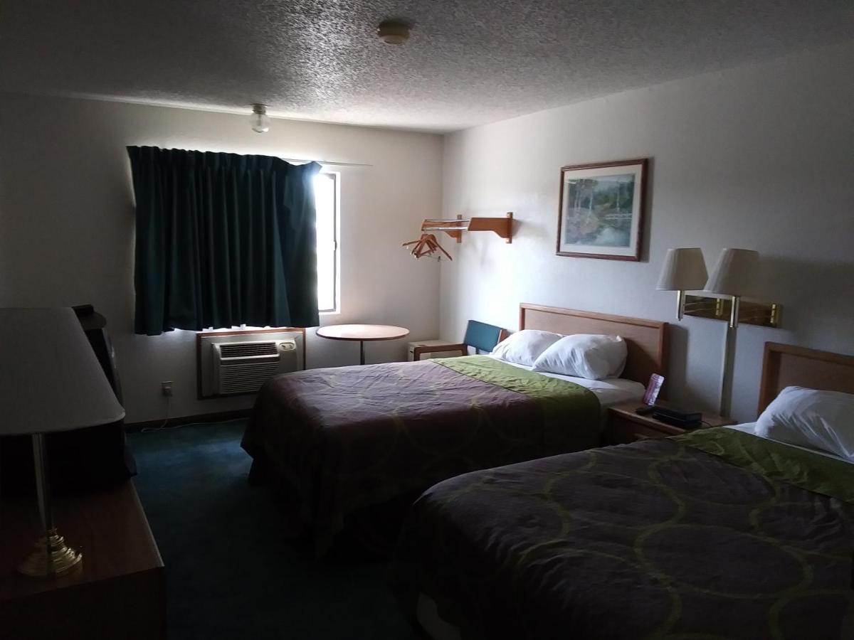| Amerihost Inn & Suites
