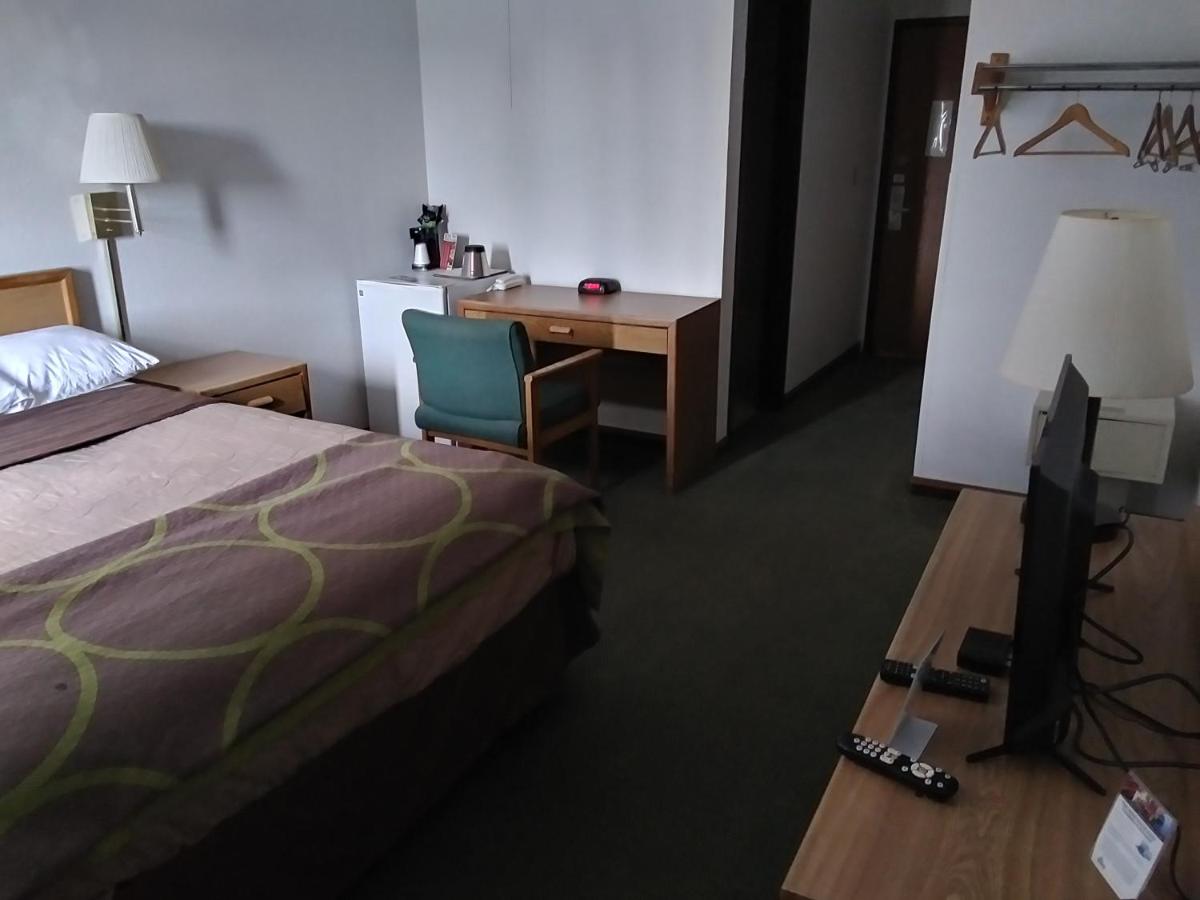 | Amerihost Inn & Suites