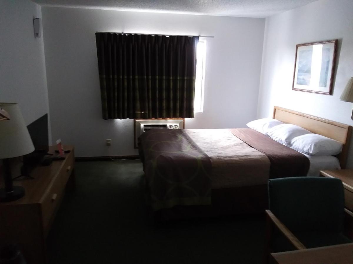 | Amerihost Inn & Suites