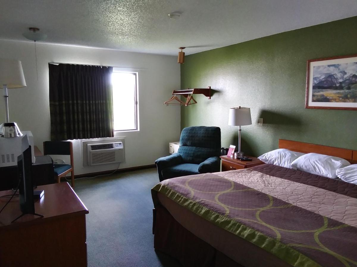 | Amerihost Inn & Suites