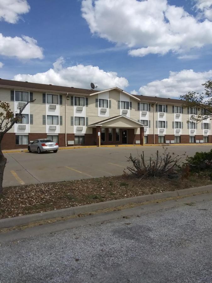 | Amerihost Inn & Suites