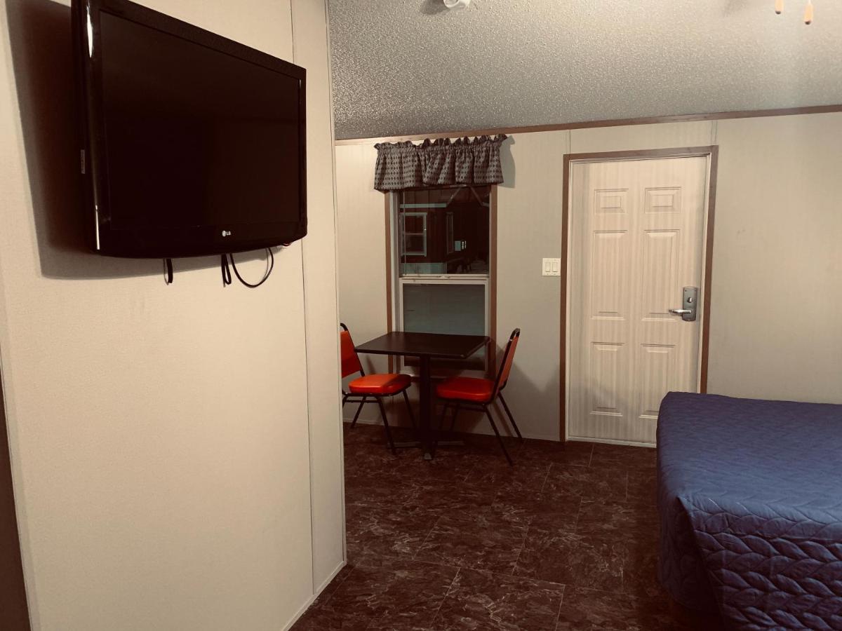 | Monahans Country Inn