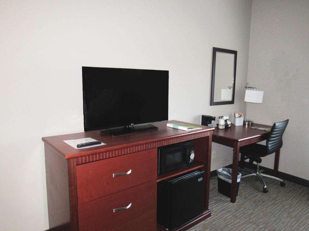 Deluxe King Room with Roll-In Shower - Disability Access/Non-Smoking at Wingate by Wyndham Shreveport Airport