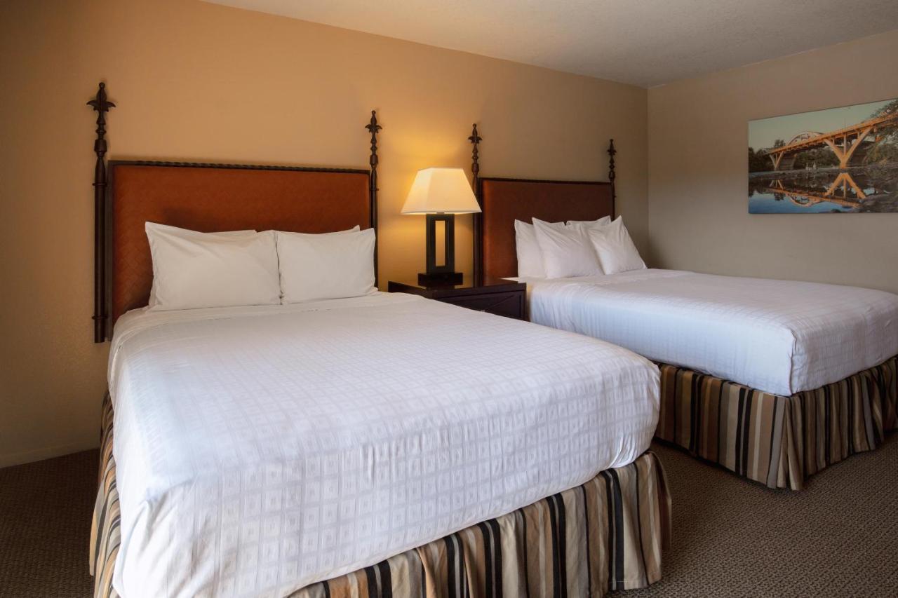 Standard Queen Room with Two Queen Beds with River View at Riverside Inn