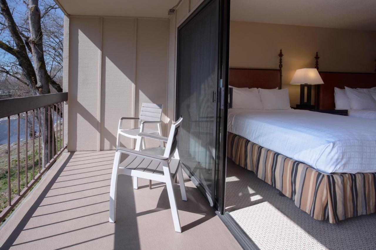 Standard Queen Room with Two Queen Beds with River View at Riverside Inn