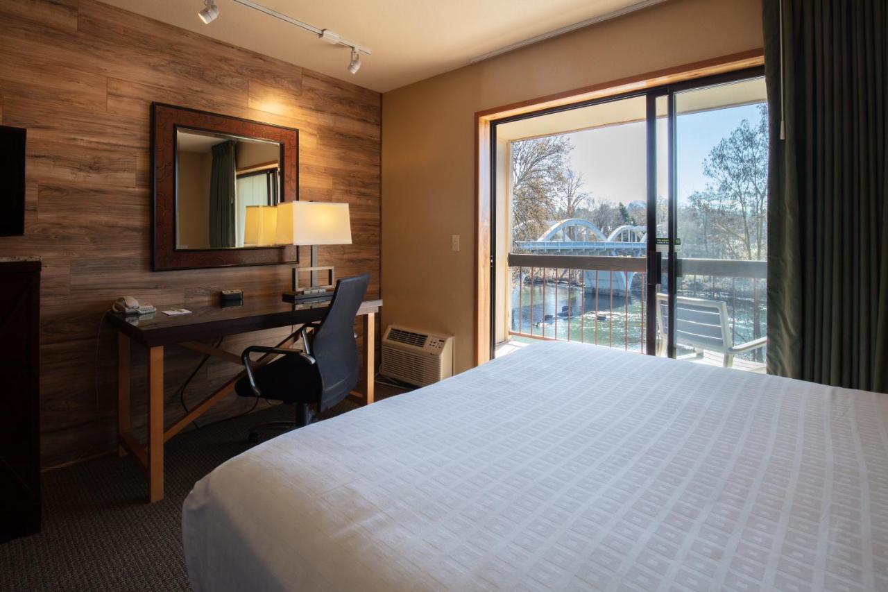 Standard Queen Room with Two Queen Beds with River View at Riverside Inn