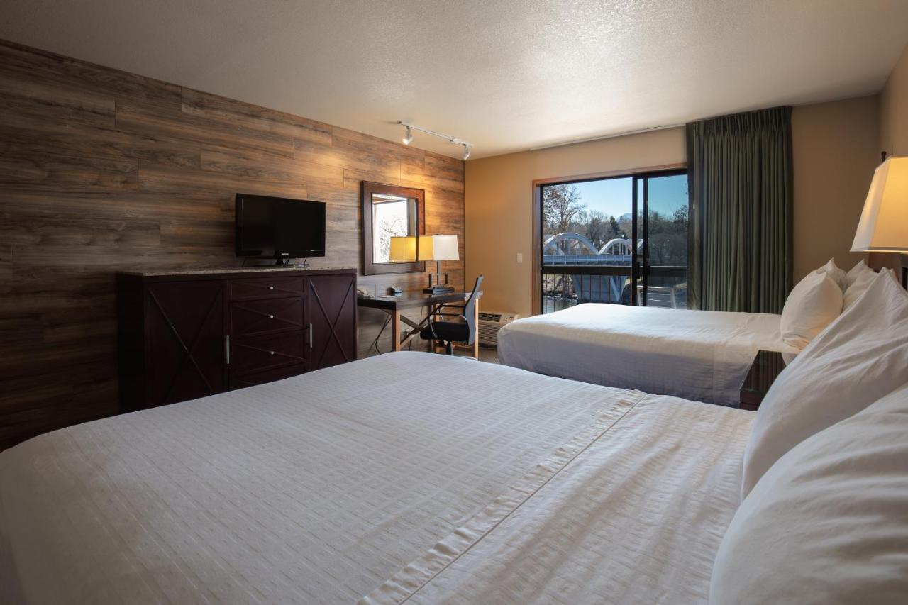 Standard Queen Room with Two Queen Beds with River View at Riverside Inn