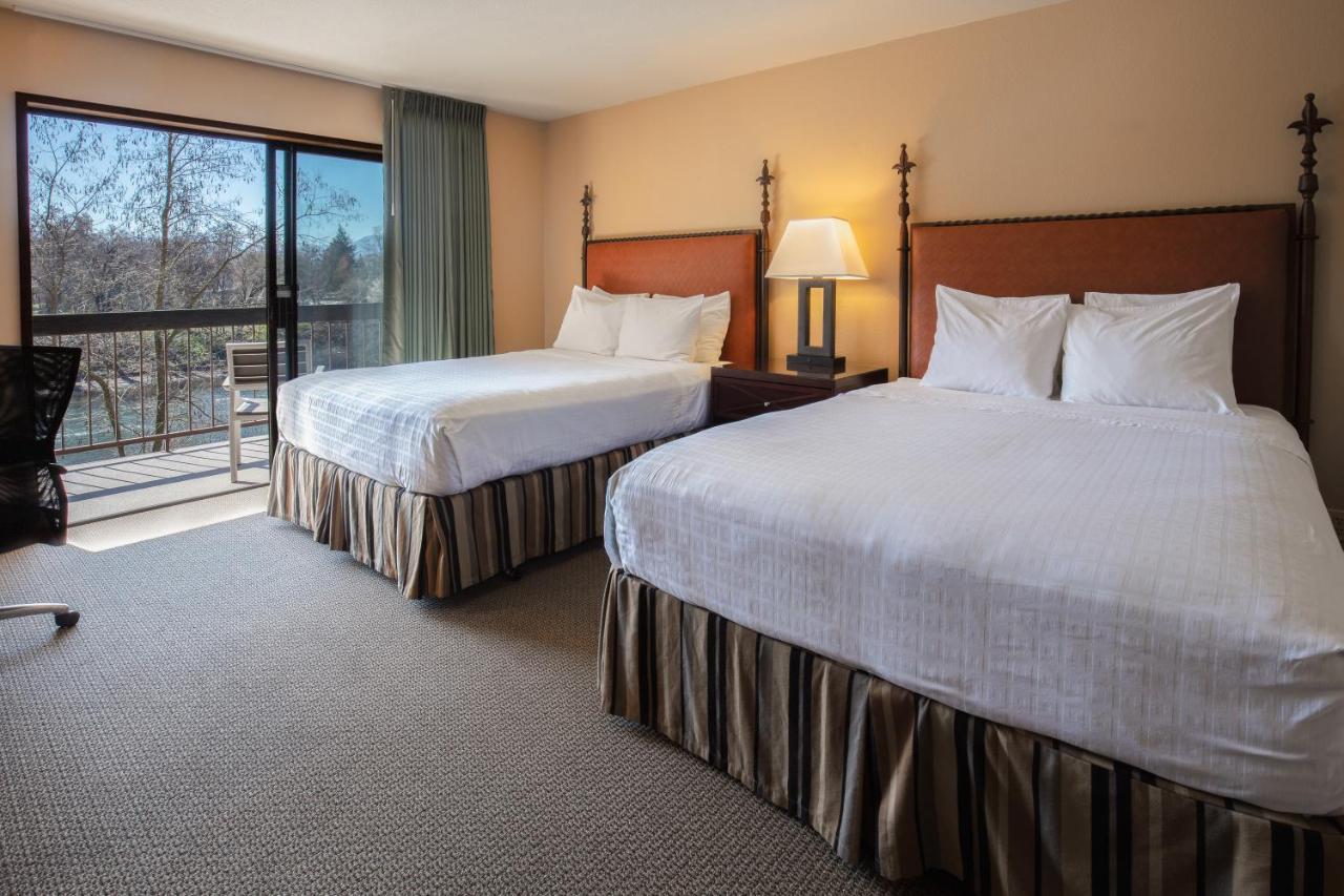 Standard Queen Room with Two Queen Beds with River View at Riverside Inn