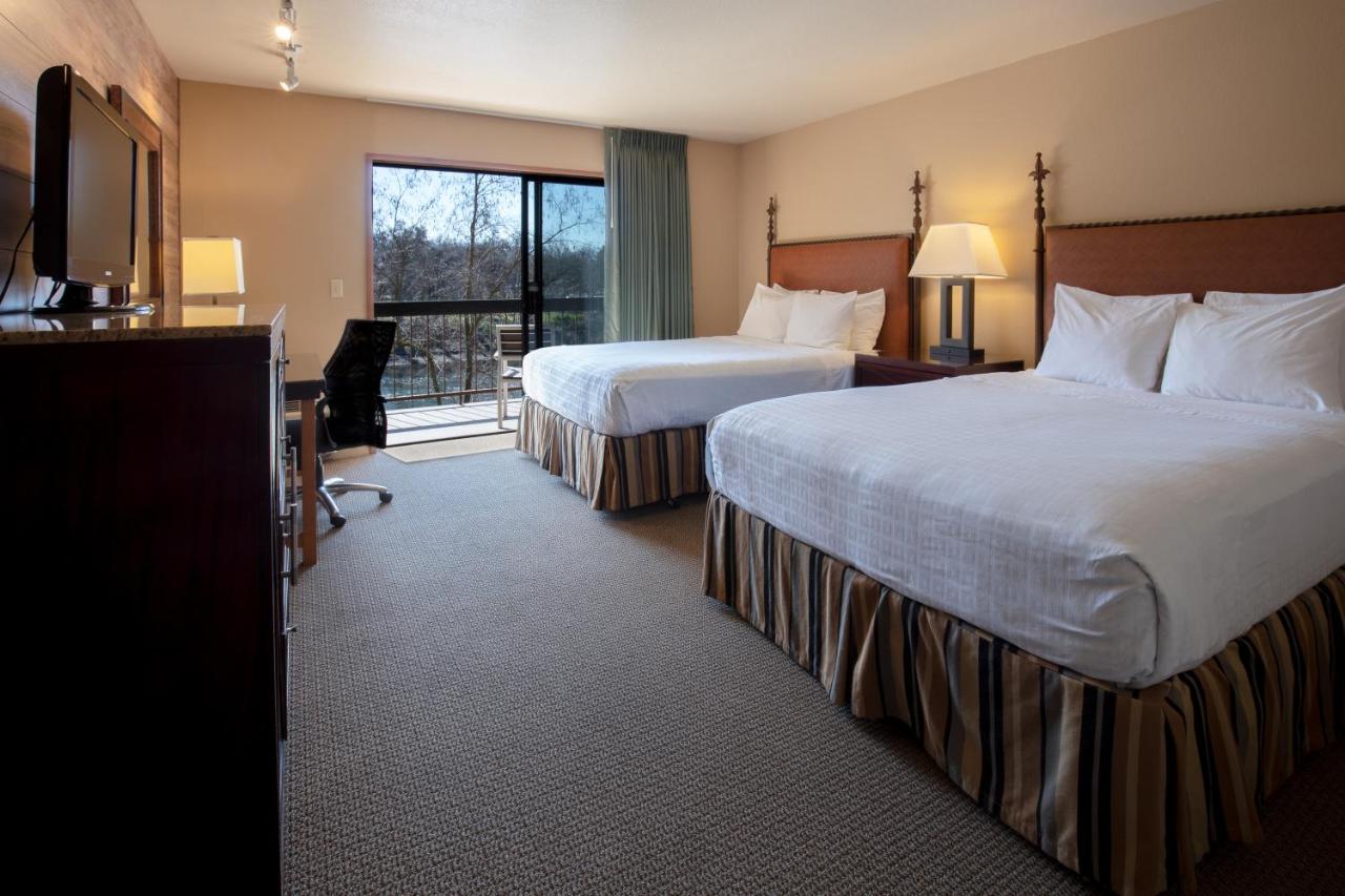 Standard Queen Room with Two Queen Beds with River View at Riverside Inn