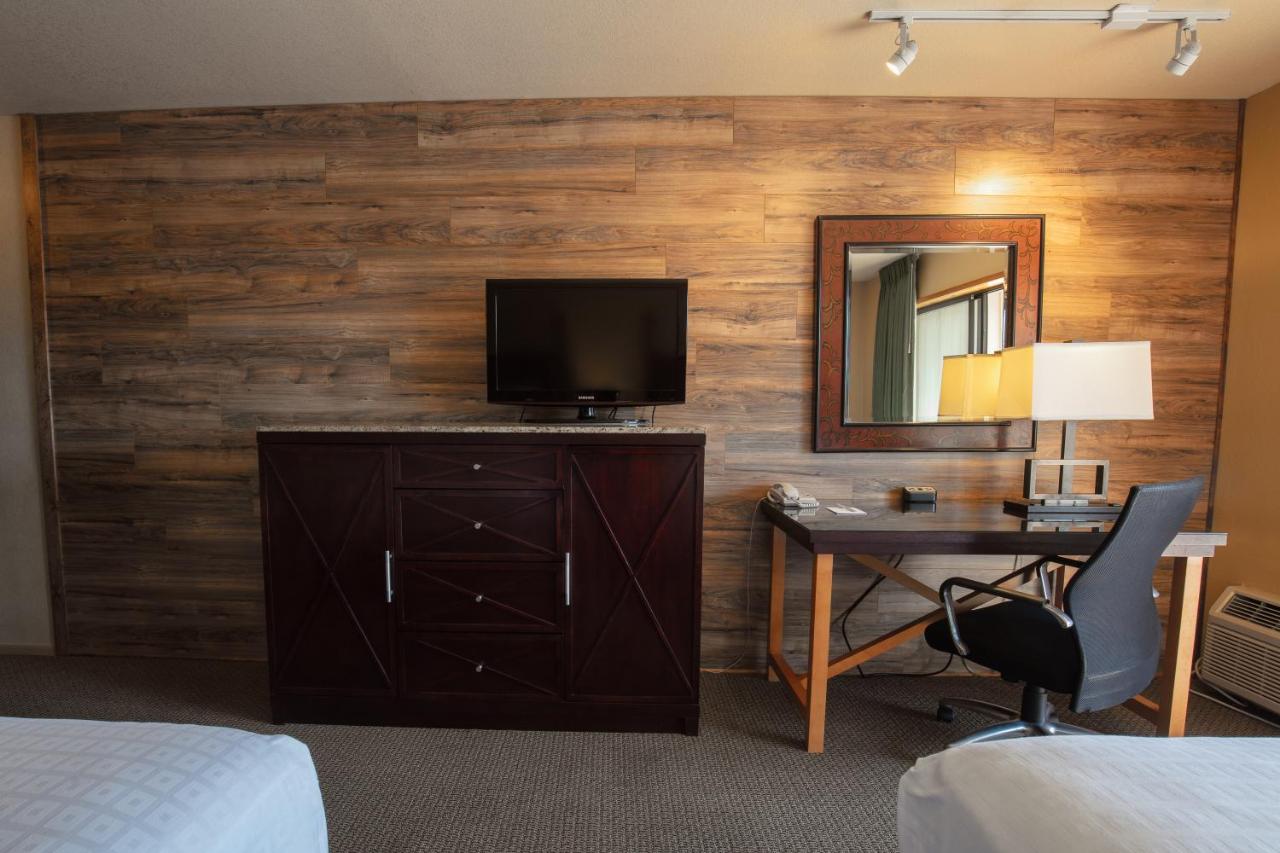 Standard Queen Room with Two Queen Beds with River View at Riverside Inn