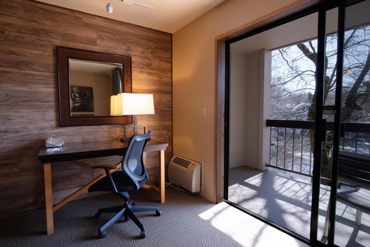 Standard King Room with River View at Riverside Inn