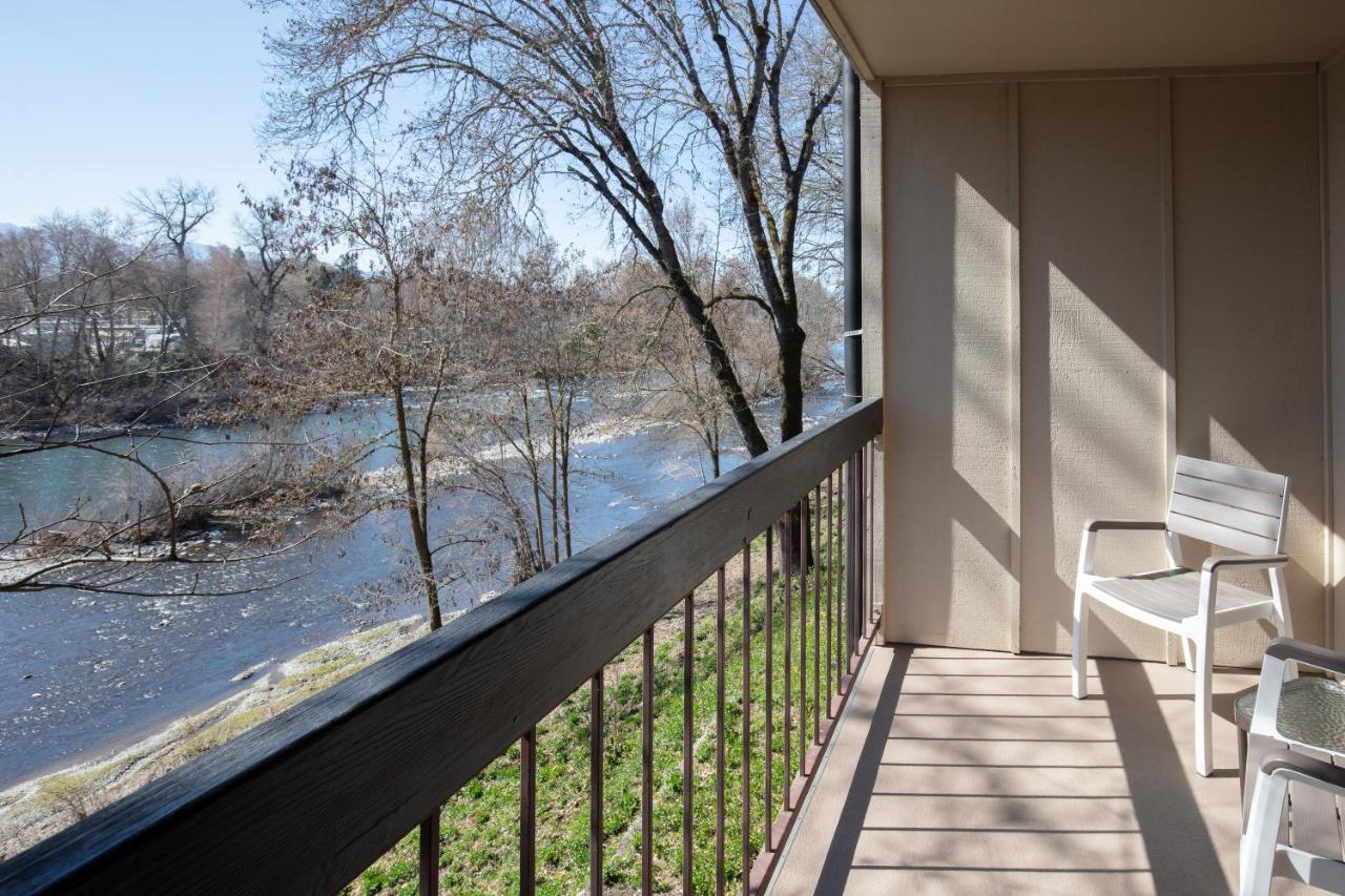 Standard King Room with River View at Riverside Inn