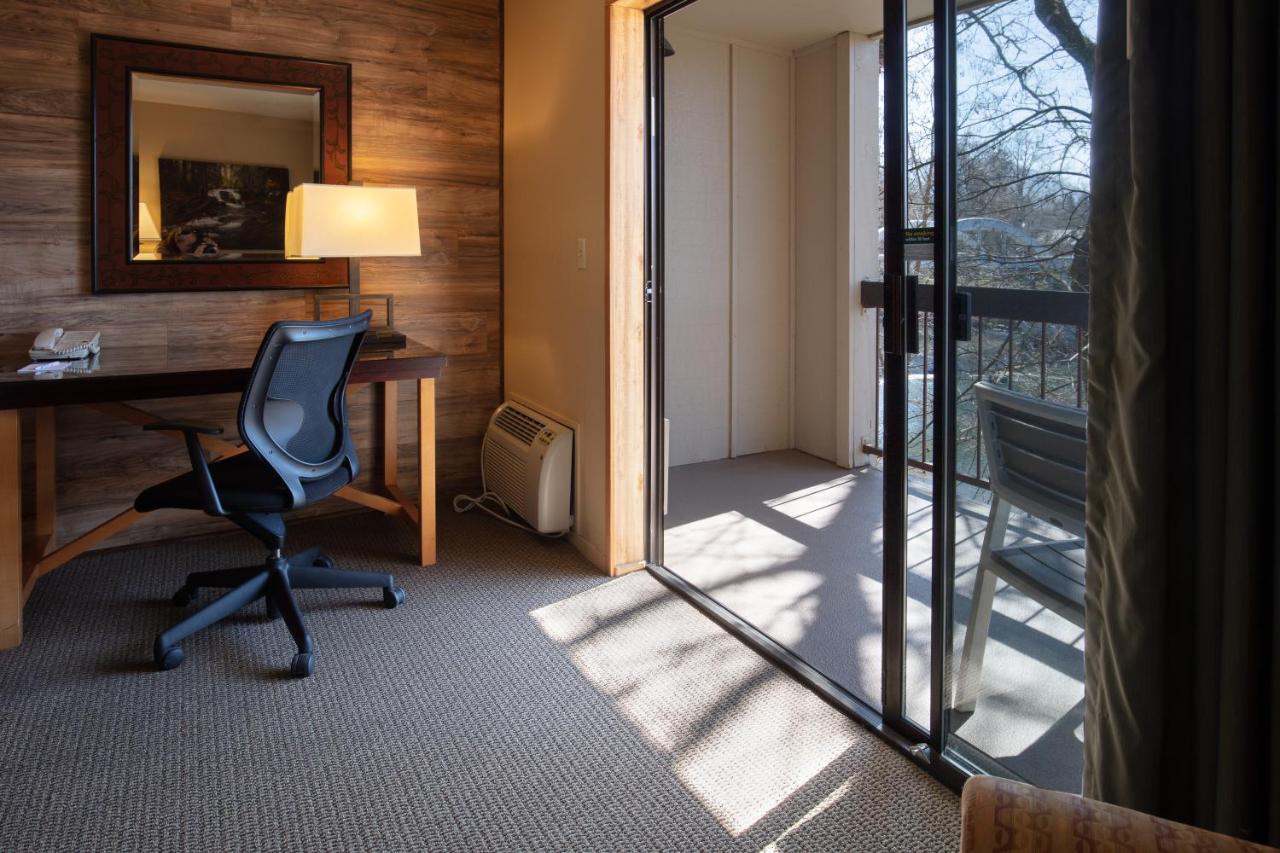 Standard King Room with River View at Riverside Inn