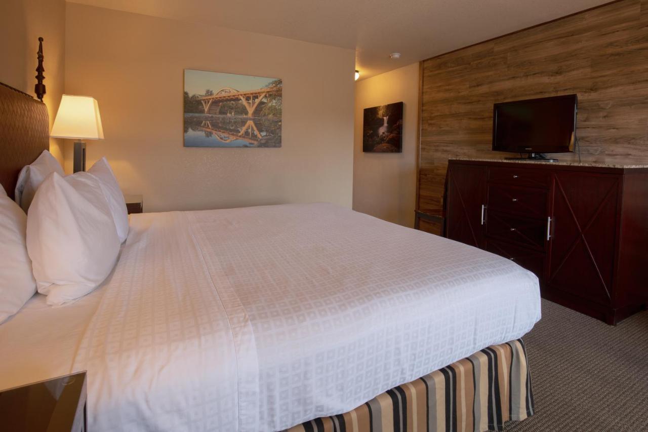 Standard King Room with River View at Riverside Inn