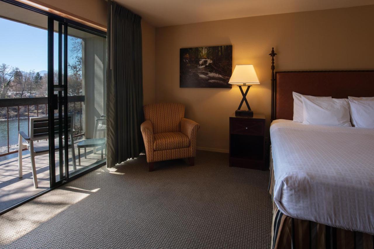 Standard King Room with River View at Riverside Inn