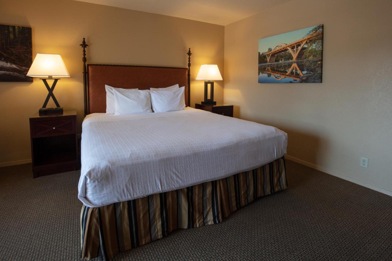 Standard King Room with River View at Riverside Inn