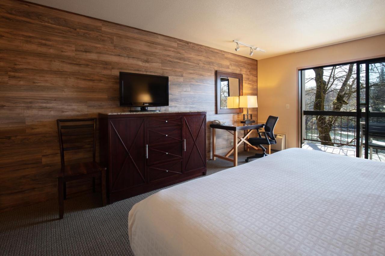 Standard King Room with River View at Riverside Inn