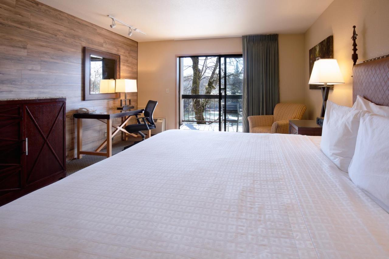 Standard King Room with River View at Riverside Inn