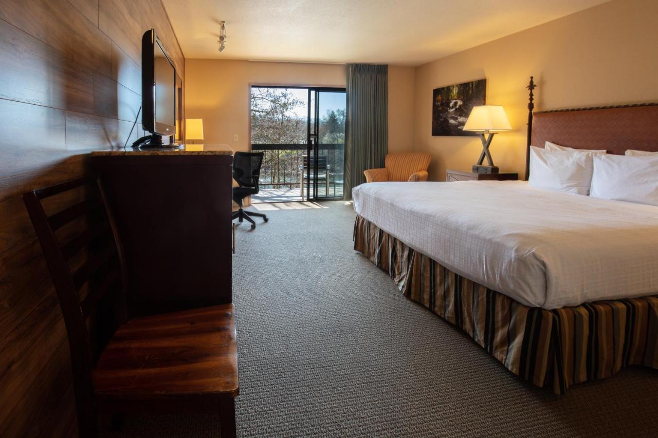 Standard King Room with River View at Riverside Inn