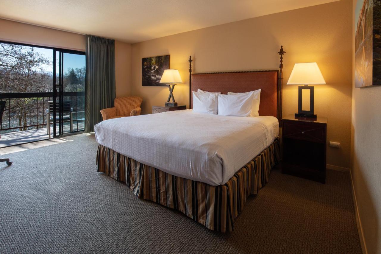 Standard King Room with River View at Riverside Inn