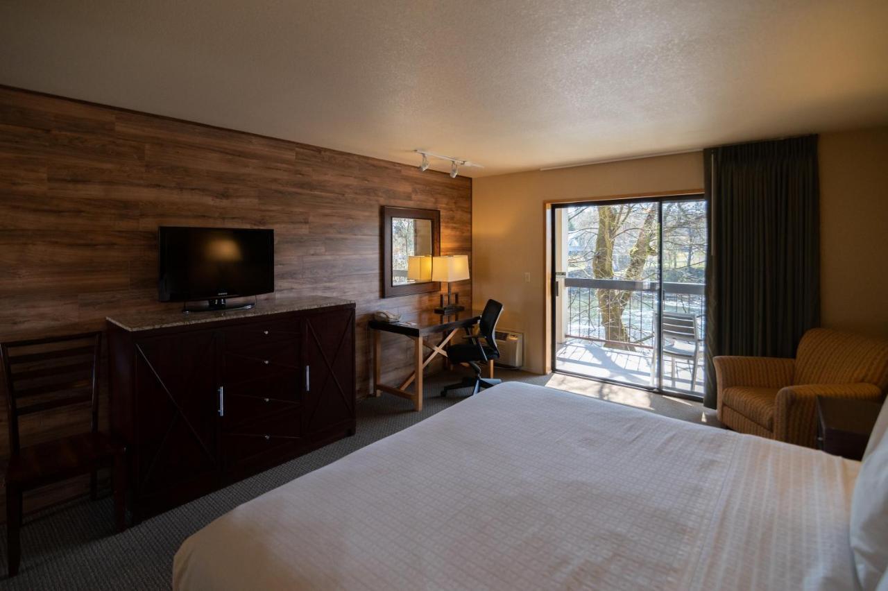 Standard King Room with River View at Riverside Inn
