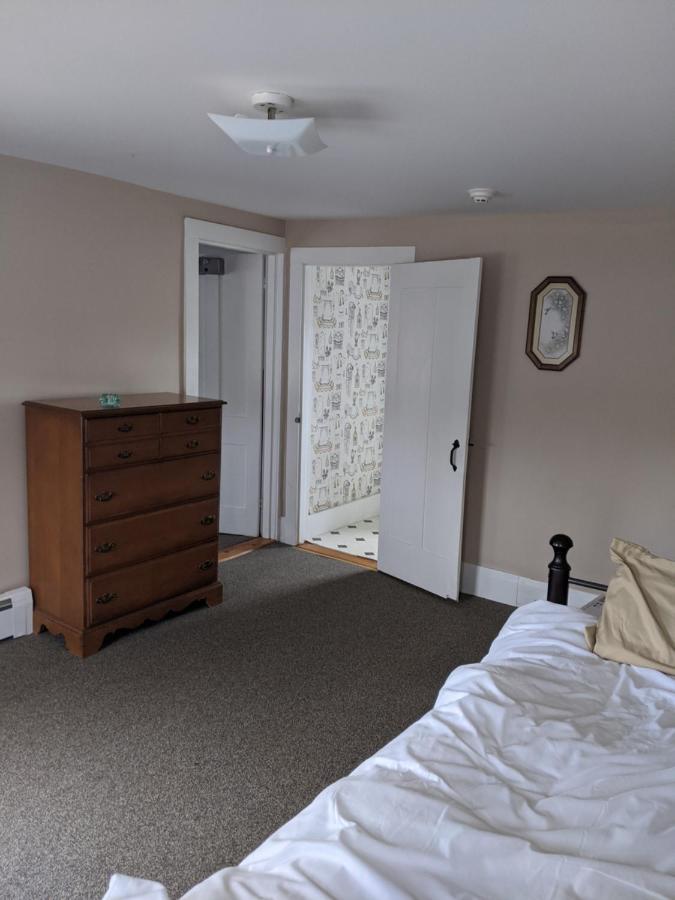 | Lake Shore Farm Inn
