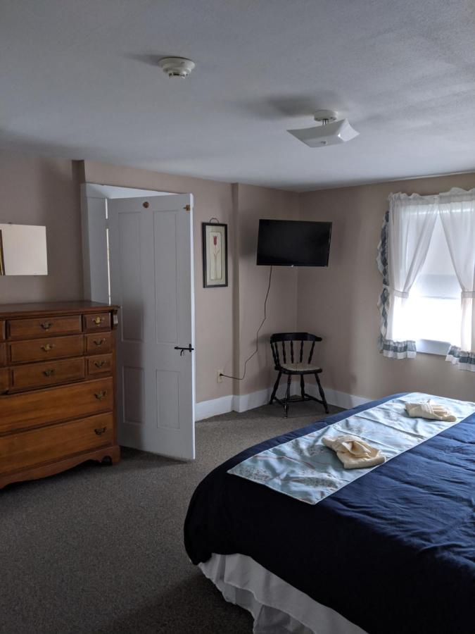 | Lake Shore Farm Inn