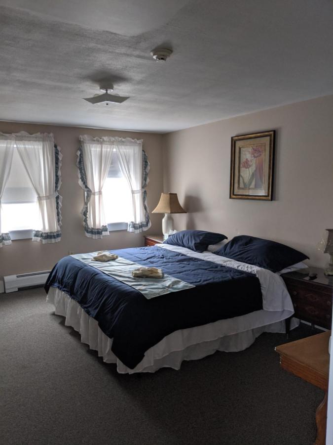 | Lake Shore Farm Inn
