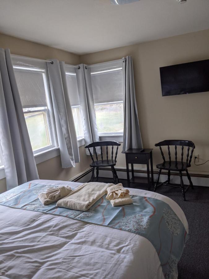 | Lake Shore Farm Inn