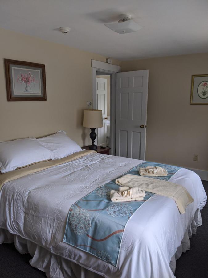 | Lake Shore Farm Inn