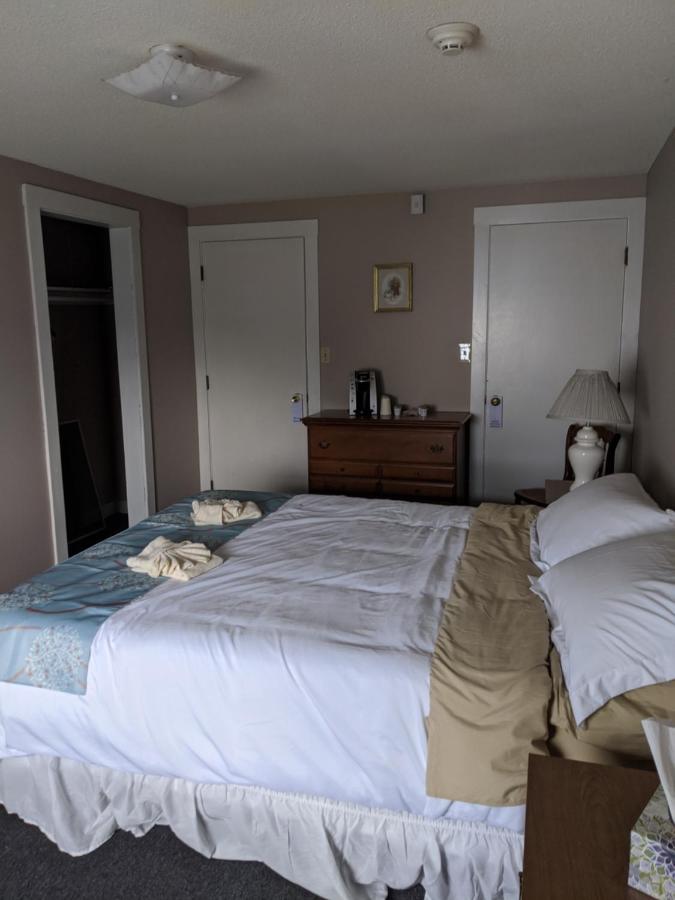 | Lake Shore Farm Inn