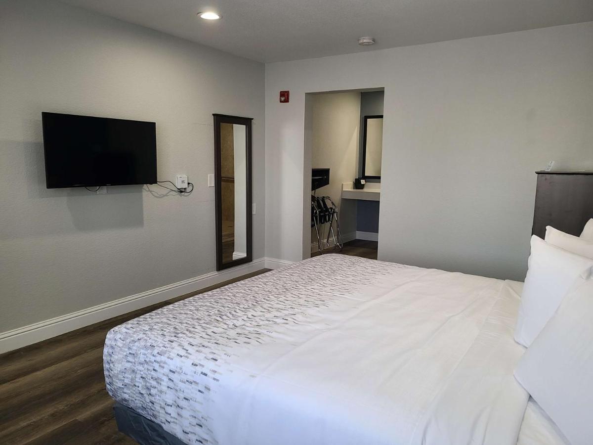 King Room with Roll-In Shower - Disability Access at SureStay Hotel by Best Western Chowchilla Yosemite