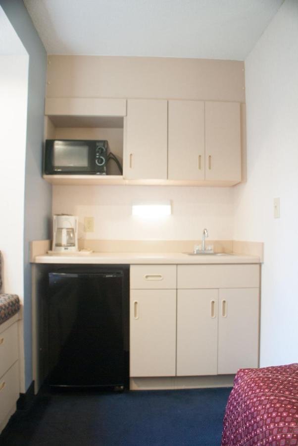 Queen Suite with Sofa Bed at Hometown Inn & Suites Jacksonville - Butler Blvd./Southpoint