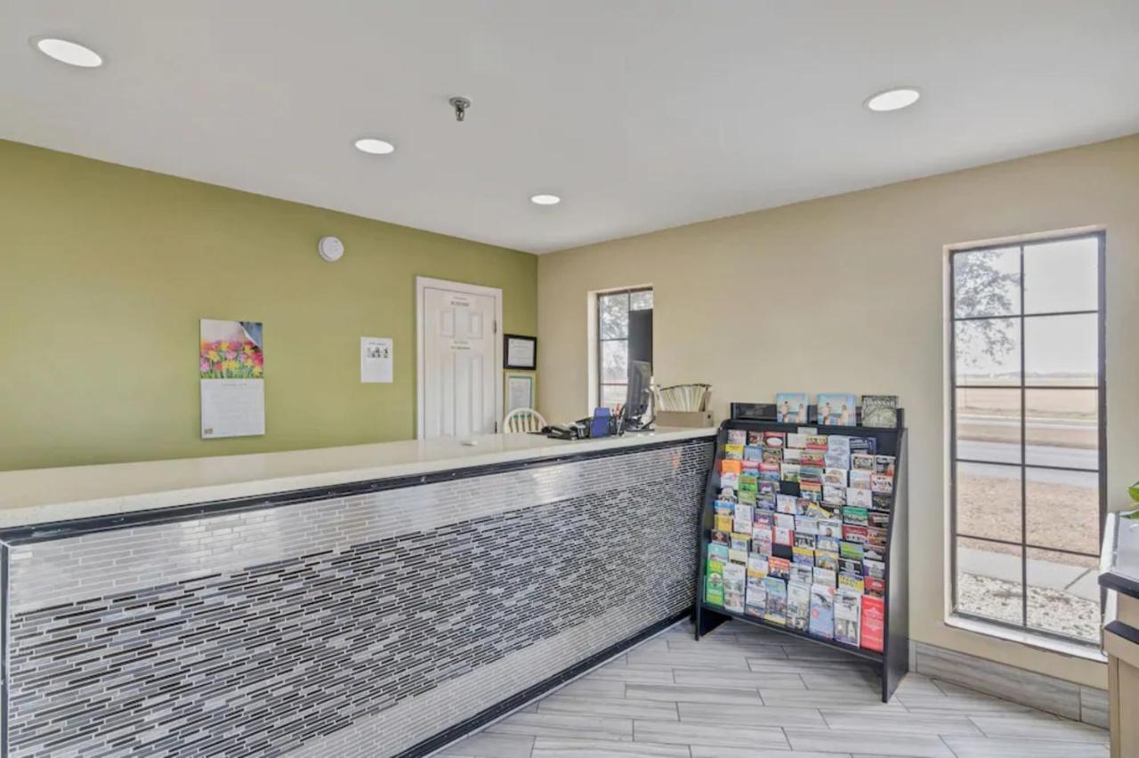 | Travelodge by Wyndham Savannah Midtown