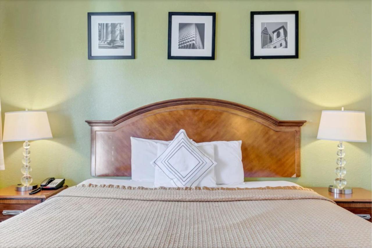 | Travelodge by Wyndham Savannah Midtown