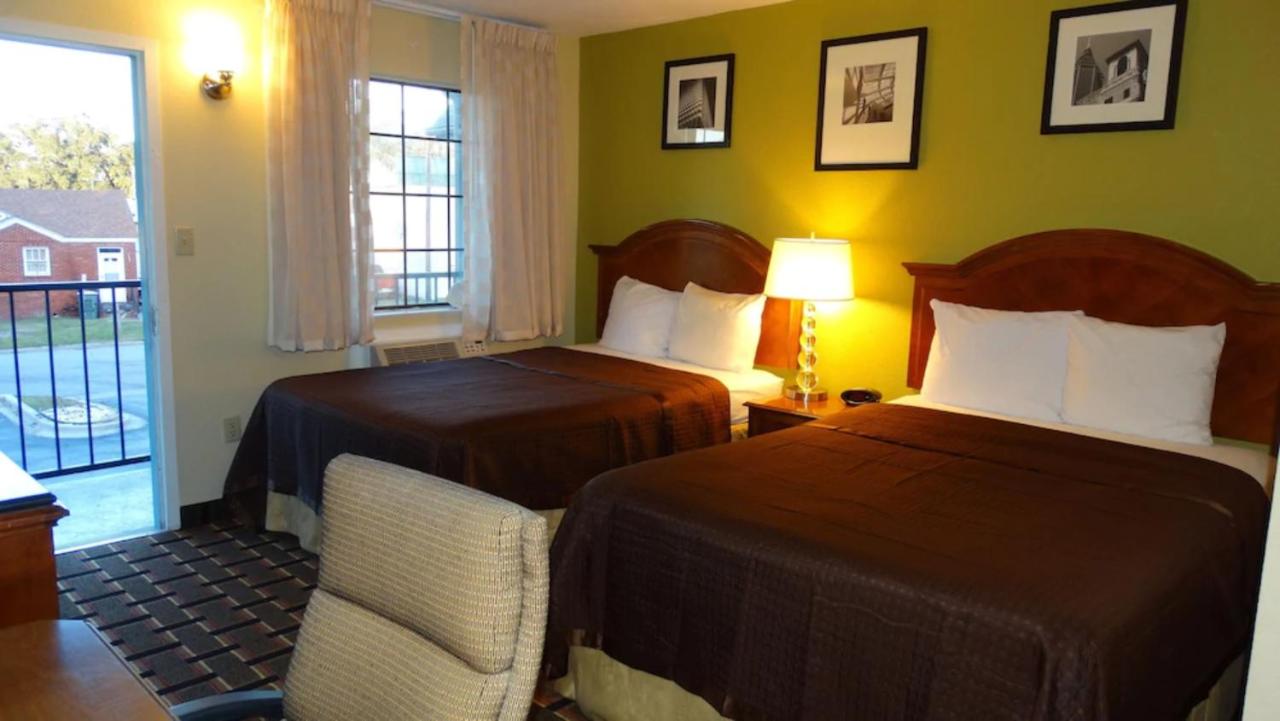| Travelodge by Wyndham Savannah Midtown