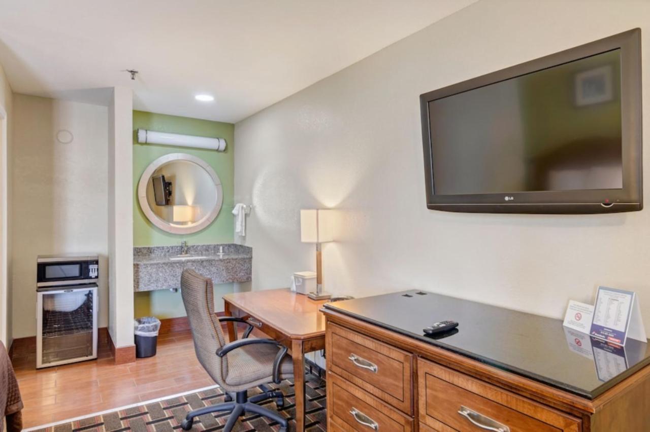 | Travelodge by Wyndham Savannah Midtown