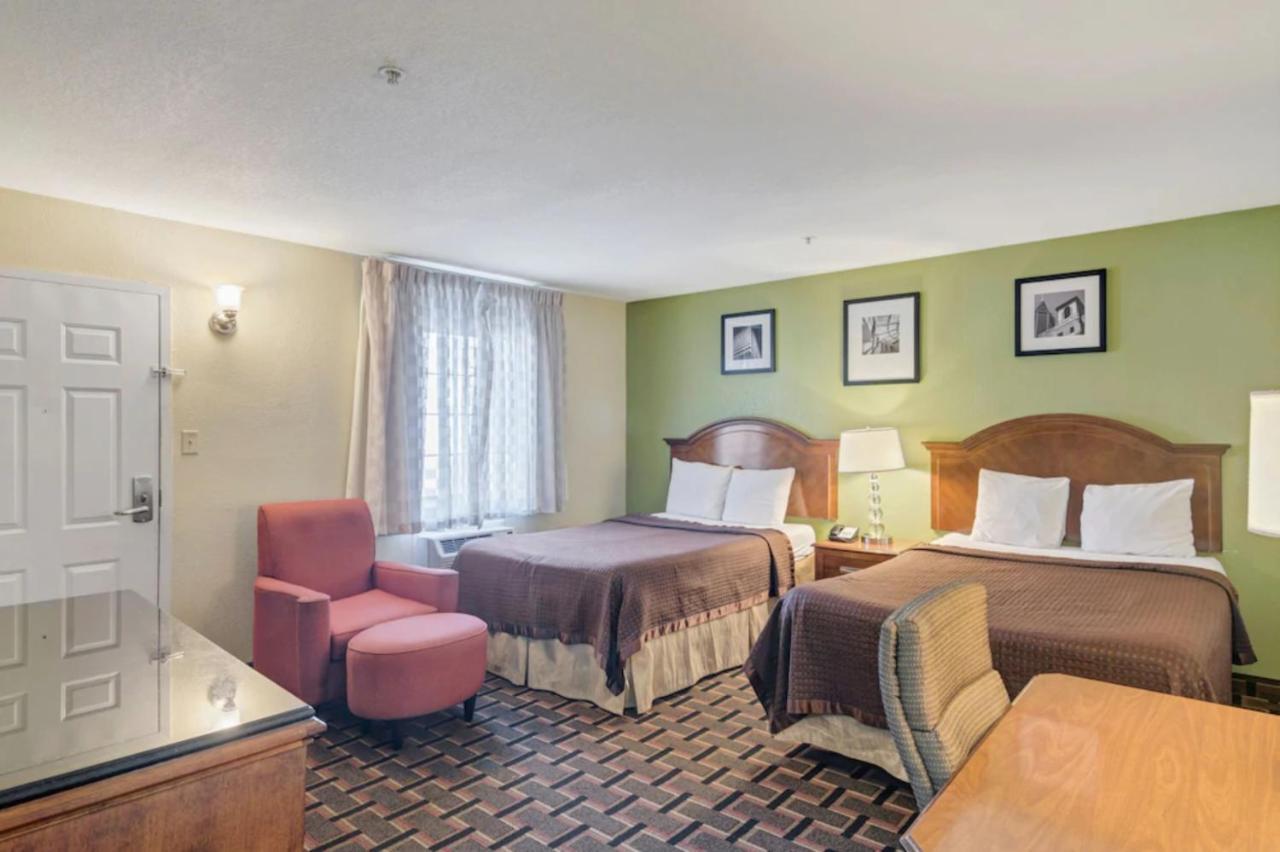 | Travelodge by Wyndham Savannah Midtown