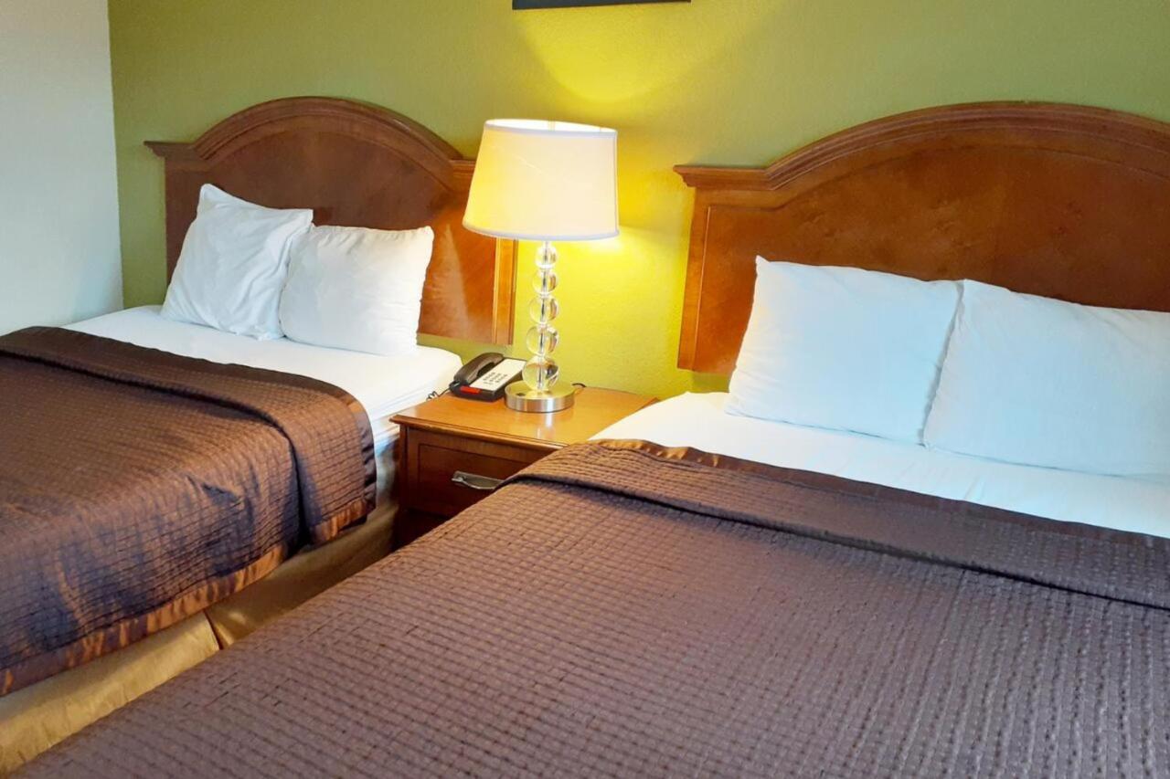 | Travelodge by Wyndham Savannah Midtown