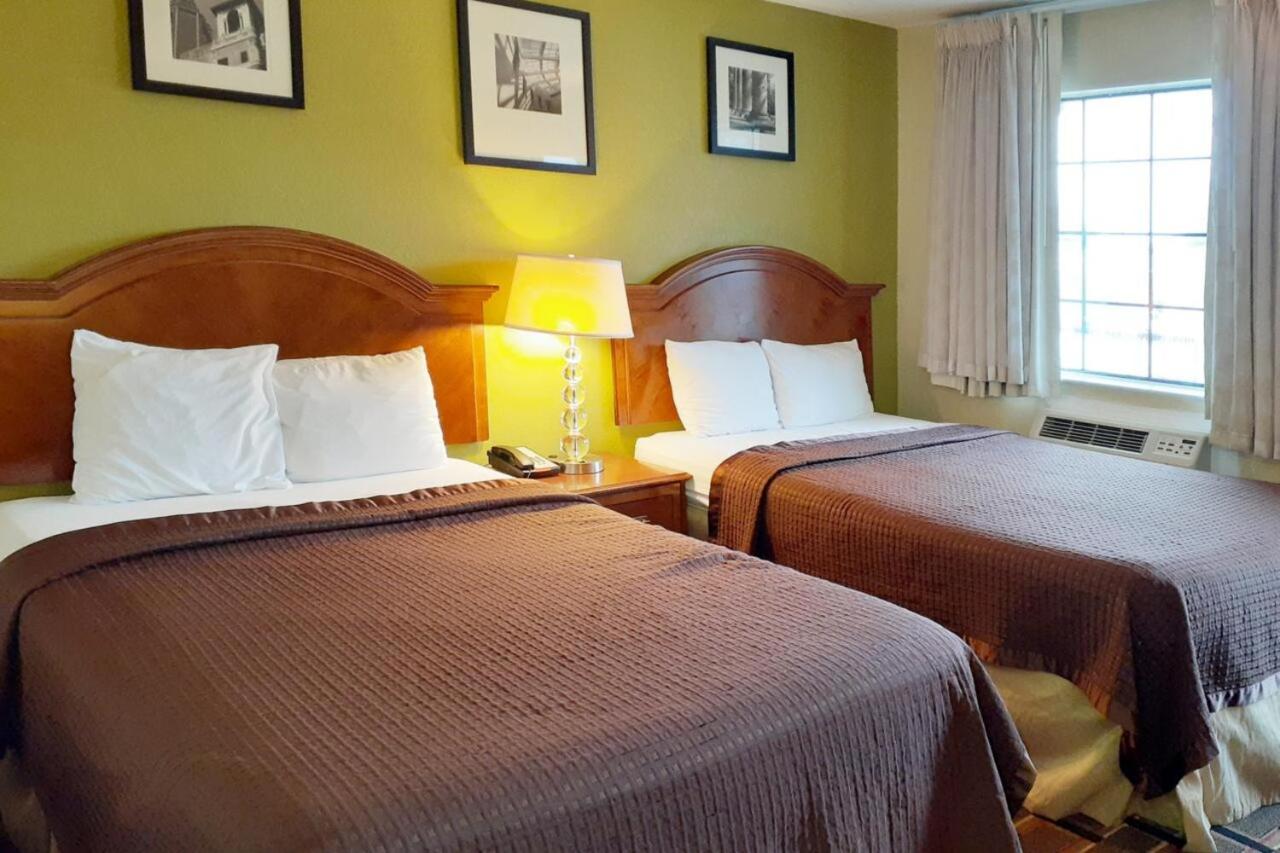 | Travelodge by Wyndham Savannah Midtown